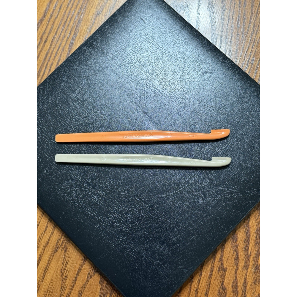 2 Tupperware Citrus Peelers #727 Tan & Orange Vintage USA